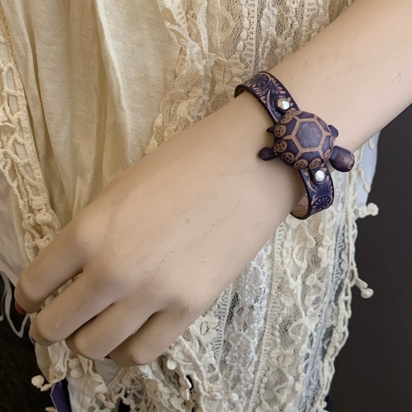 Cute! Purple Leather Turtle Adjustable Bracelet NEW - Picture 2 of 4